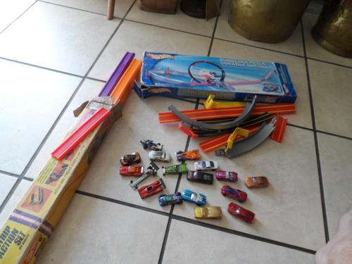 HOTWHEELS ACTION SETS AND 16 CARS