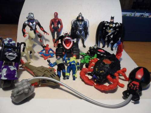 LARGE ASSORTMENT OF BATMAN AND SPIDERMAN TOYS