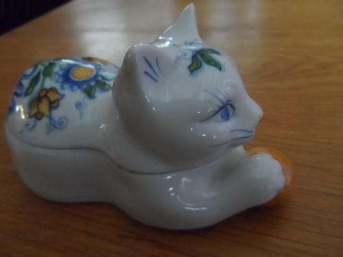 Elizabeth Arden cat trinket holder.  beautiful
