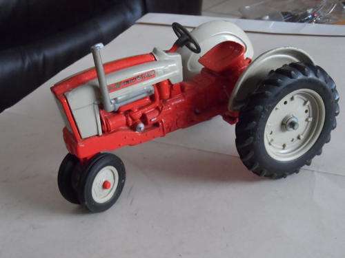 ERTL FORD 901 SELECT-O-SPEED TRACTOR, DIECAST 1/18 SCALE