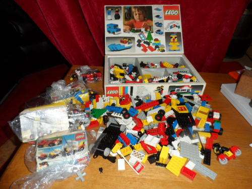 HUGE AMOUNT OF OLD LEGO IN GOOD CONDITION. SMALLER SETS IN BOXES
