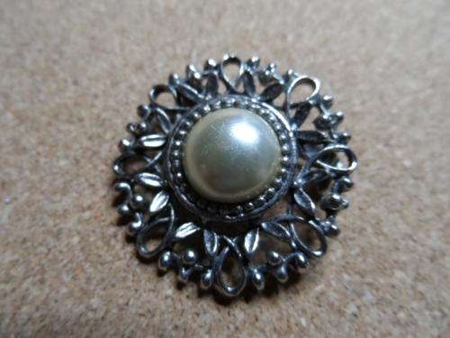 Lovely circular brooch with pearl insert