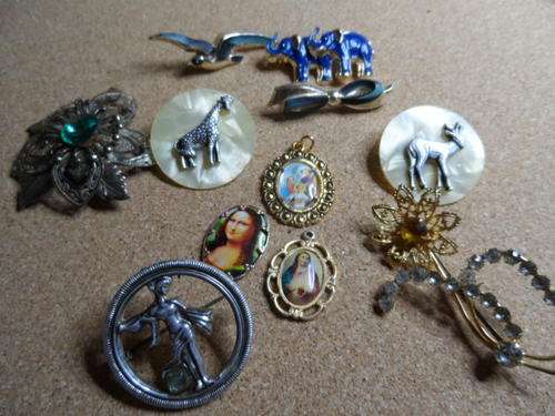 Packet of brooches and odds