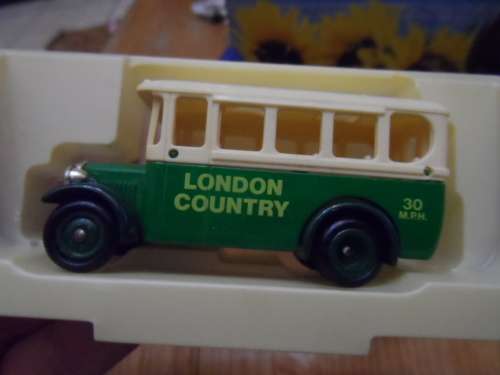 LLEDO BUS `LONDON COUNTRY` EARLY GREEN LIVERY [M5]