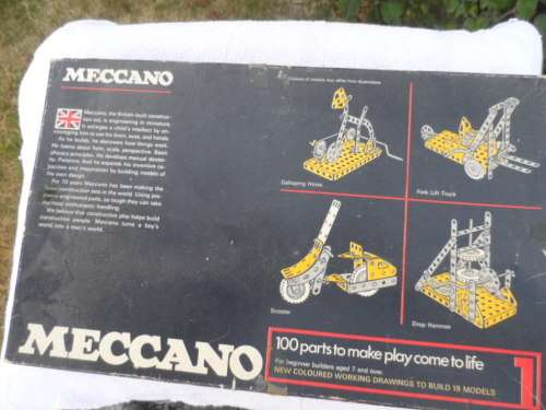 MECCANO VINTAGE 100 PARTS SET WITH BOOK OF MODELS PLANS.