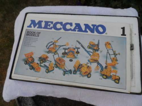MECCANO VINTAGE 100 PARTS SET WITH BOOK OF MODELS PLANS.