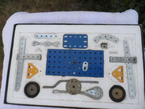 MECCANO VINTAGE 100 PARTS SET WITH BOOK OF MODELS PLANS.