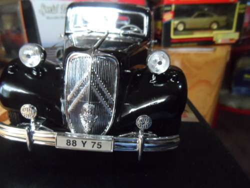 MAISTO CITROEN 15 CV 6 CYL 1952  1/18  Scale