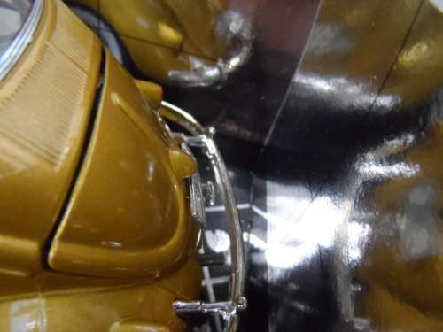 BBURAGO VW BEETLE GOLD 1,000,000 WITH SALMOM\N SEATS.  1/18 SCALE