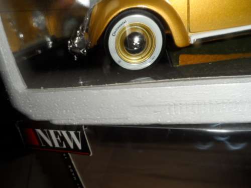 BBURAGO VW BEETLE GOLD 1,000,000 WITH SALMOM\N SEATS.  1/18 SCALE
