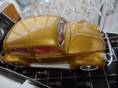 BBURAGO VW BEETLE GOLD 1,000,000 WITH SALMOM\N SEATS.  1/18 SCALE