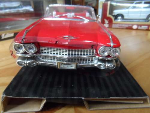 MAISTO CADILLAC ELDORADO BIARRITZ  1959   1/18 SCALE