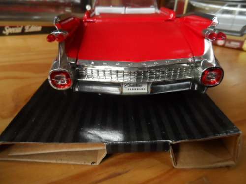 MAISTO CADILLAC ELDORADO BIARRITZ  1959   1/18 SCALE