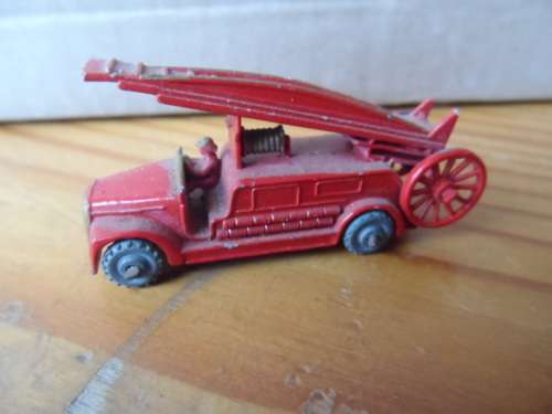 MATCHBOX NO 9 FIRE ENGINE. MW, GOLD GRILLE