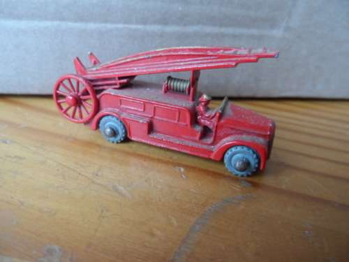 MATCHBOX NO 9 FIRE ENGINE. MW, GOLD GRILLE