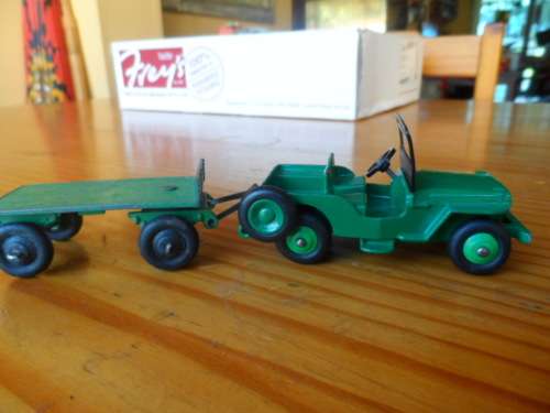 DINKY  UNIVERSAL JEEP AND TRAILER-GREEN . [M400]