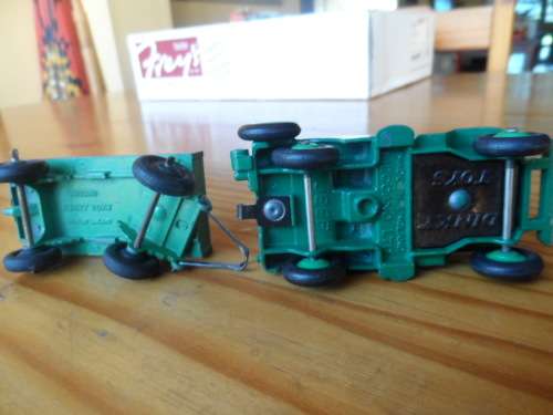 DINKY  UNIVERSAL JEEP AND TRAILER-GREEN . [M400]