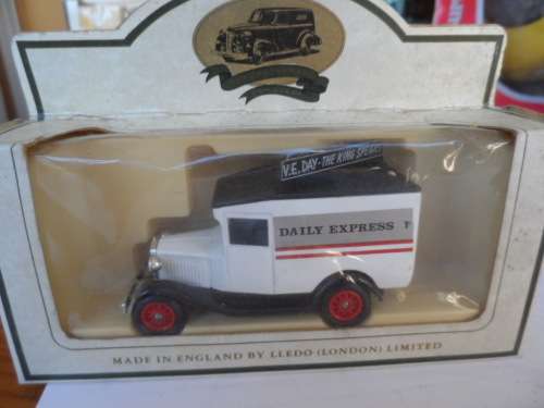 LLEDO DELIVERY TRUCK `DAILY EXPRESS` [M4]
