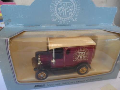 LLEDO CLOSED VAN `ANTIQUE ROADSHOW [M5]