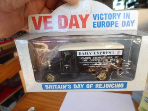 LLEDO CLOSED DELIVERY VAN ` DAILY EXPRESS VE DAY` [M5]