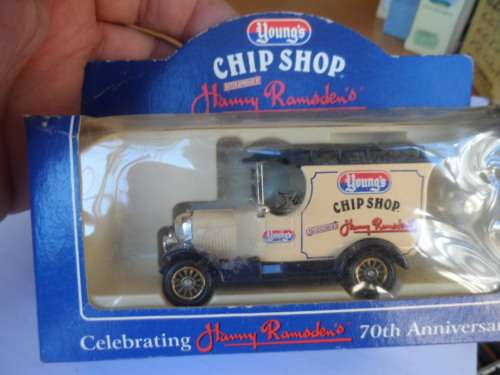 LLEDO CLOSED VAN `YOUNG`S CHIP SHOP`  [M4]
