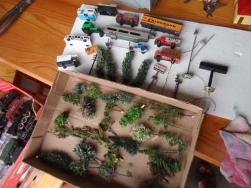 HO TREES, SHRUBS, VEHICLES, LIGHTS AND SIGNAL