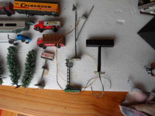 HO TREES, SHRUBS, VEHICLES, LIGHTS AND SIGNAL