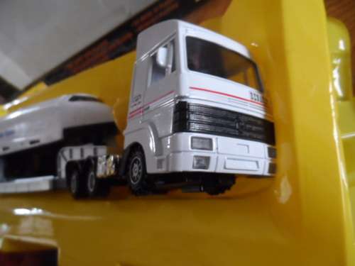 ARTICULATED TRUCK WITH SPACE CRAFT COMPONENTS   1/50 SCALE