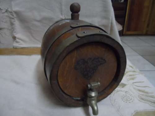 Lovely oak barrel no stand good condition with brass tap