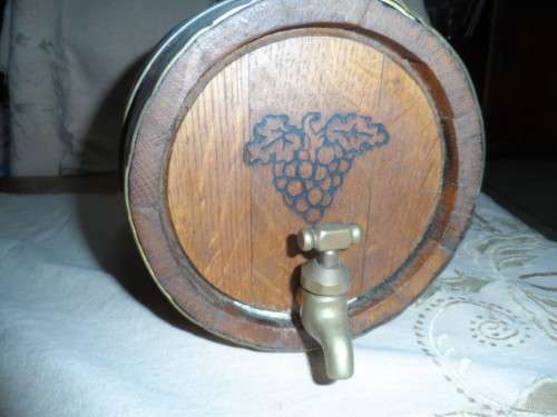 Lovely oak barrel no stand good condition with brass tap