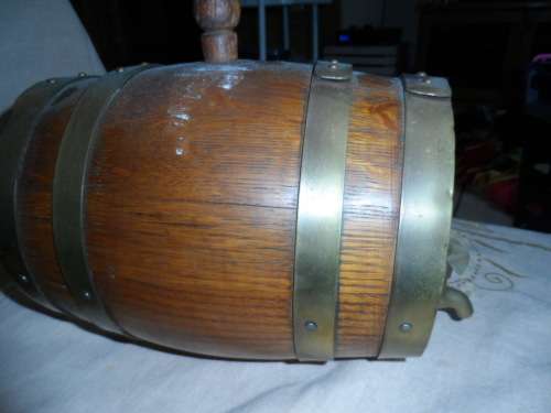 Lovely oak barrel no stand good condition with brass tap