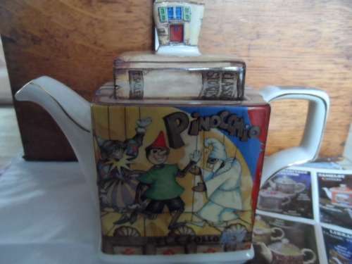 Beautiful Sadler collectors Pinnochio Mint 16cm high made in england with pamphlet