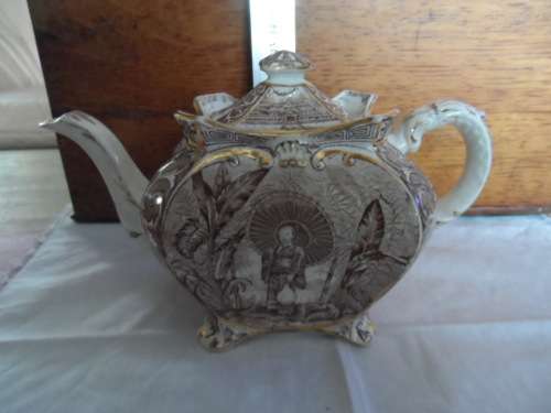 Beautiful vintage teapot RD Shop 223699 gold printed and backstamped mint 13cm