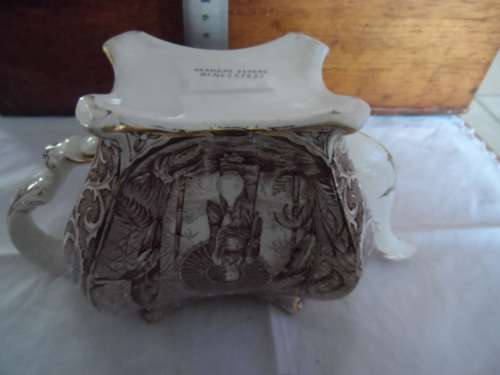 Beautiful vintage teapot RD Shop 223699 gold printed and backstamped mint 13cm