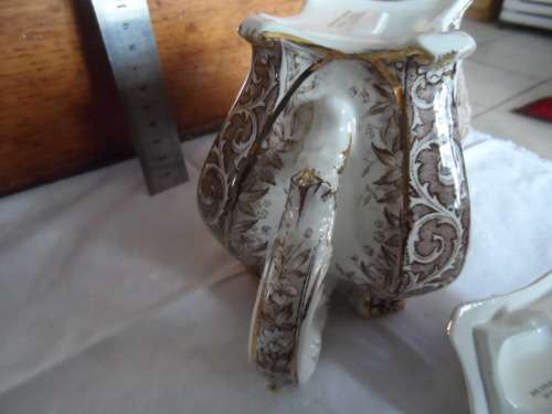 Beautiful vintage teapot RD Shop 223699 gold printed and backstamped mint 13cm