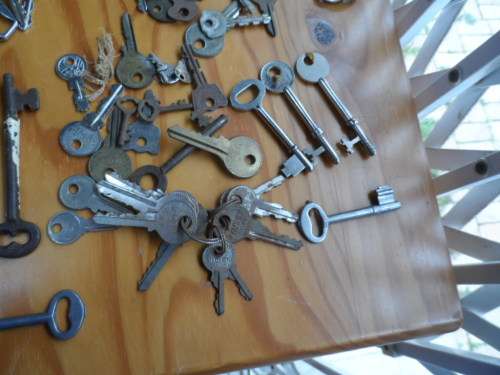huge lot of vintage and modern keys- one bid for all