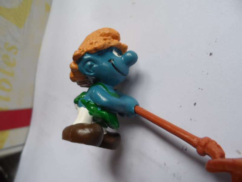 Smurf with rake, WHITE MARK ON NOSE UNDERSIDE.