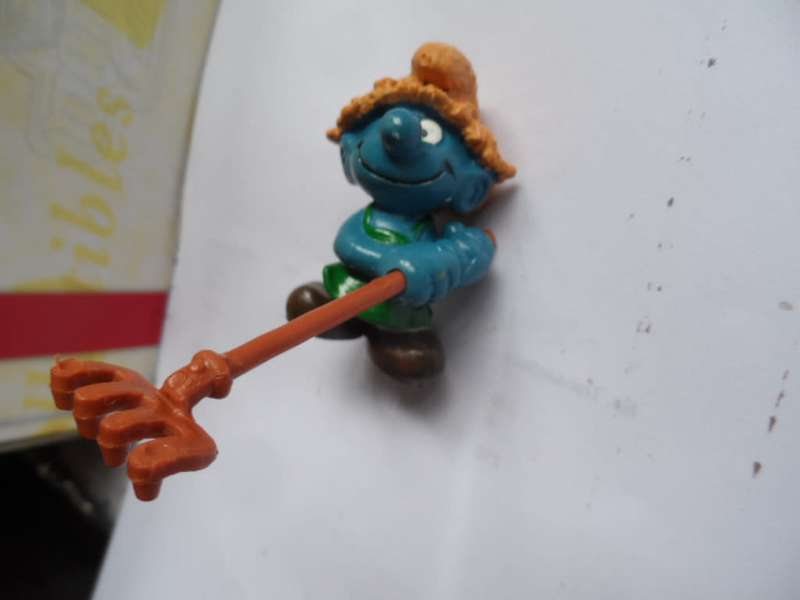 Smurf with rake, WHITE MARK ON NOSE UNDERSIDE.