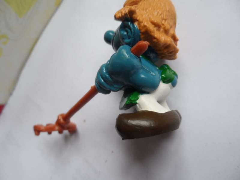 Smurf with rake, WHITE MARK ON NOSE UNDERSIDE.