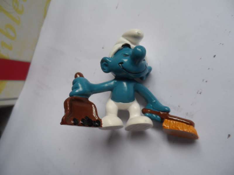 SMURF WITH BROOM AND PAN.
