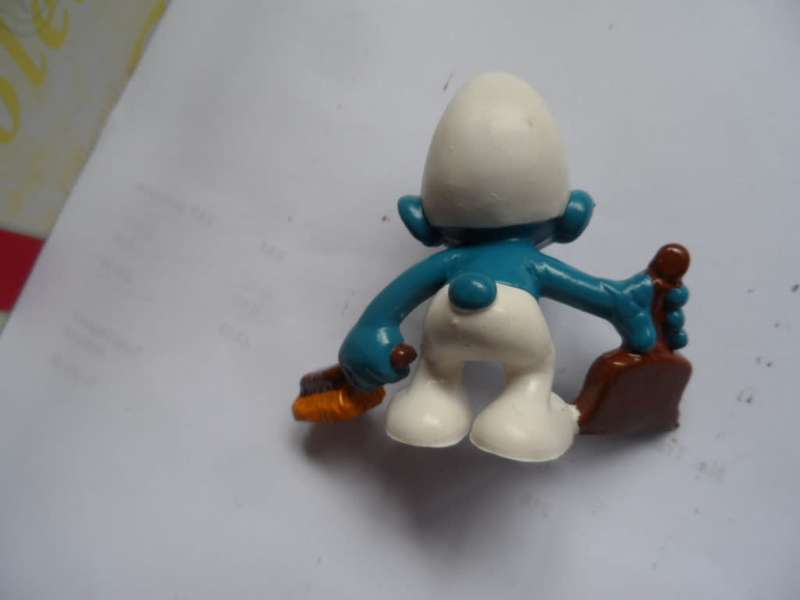 SMURF WITH BROOM AND PAN.