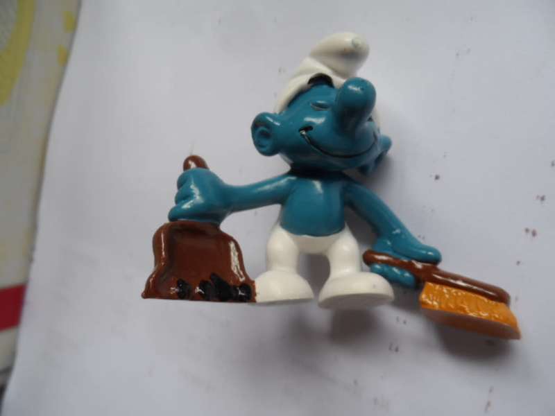 SMURF WITH BROOM AND PAN.
