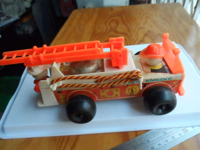 VINTAGE FISHER PRICE PULL ALONG FIRE TRUCK