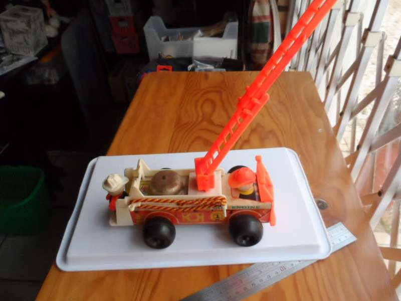 VINTAGE FISHER PRICE PULL ALONG FIRE TRUCK