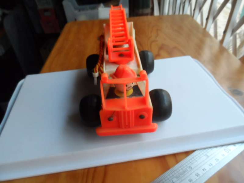 VINTAGE FISHER PRICE PULL ALONG FIRE TRUCK