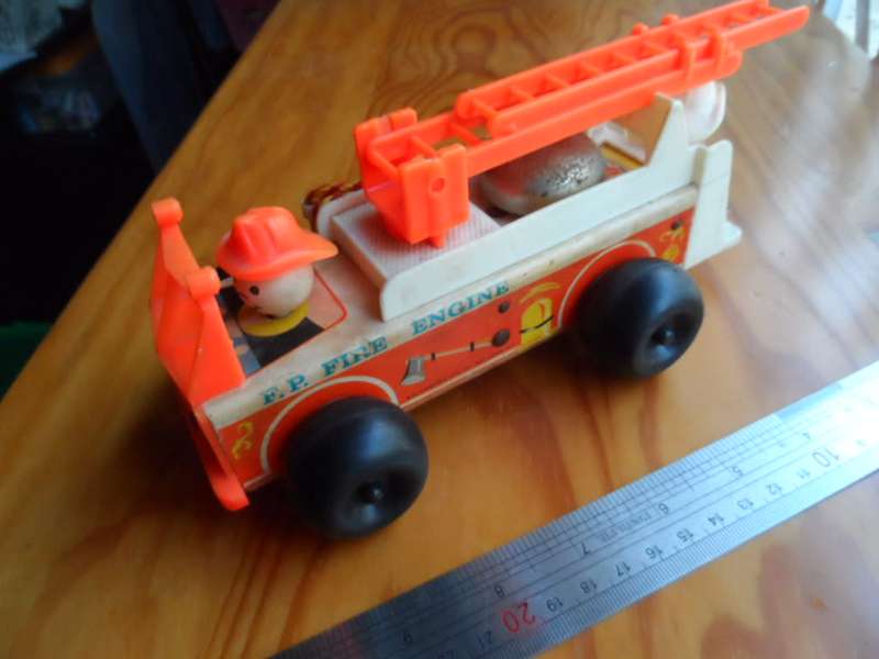 VINTAGE FISHER PRICE PULL ALONG FIRE TRUCK