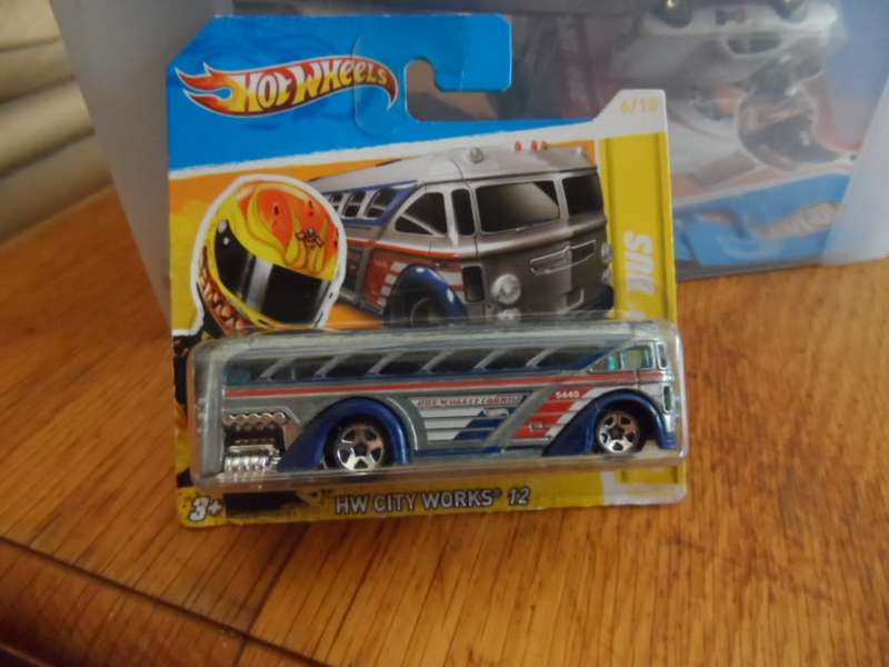 HOT WHEELS HW CITY WORKS `12 SURFIN` SCHOOL BUS SILVER