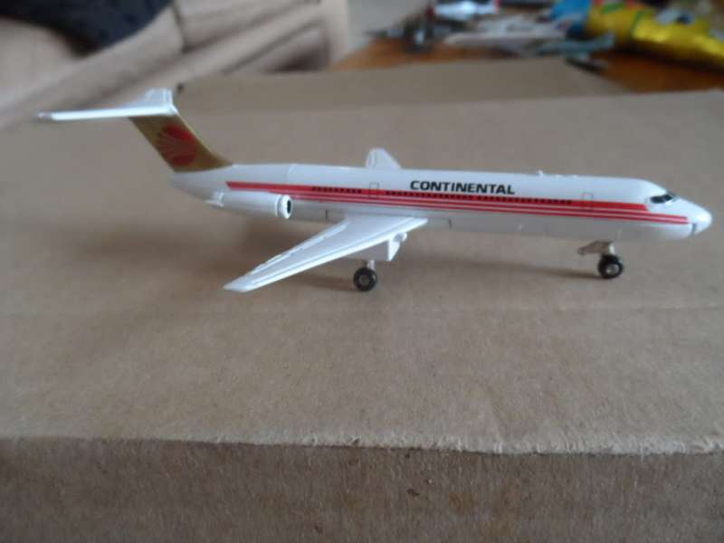 ERTL 1:400 ~ Continental Airlines ~ 3278g Diecast Jet ~ / No Box