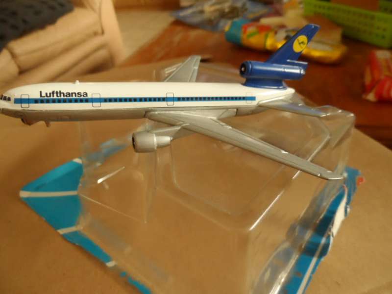 ertl 0459g lufthansa jet airliner