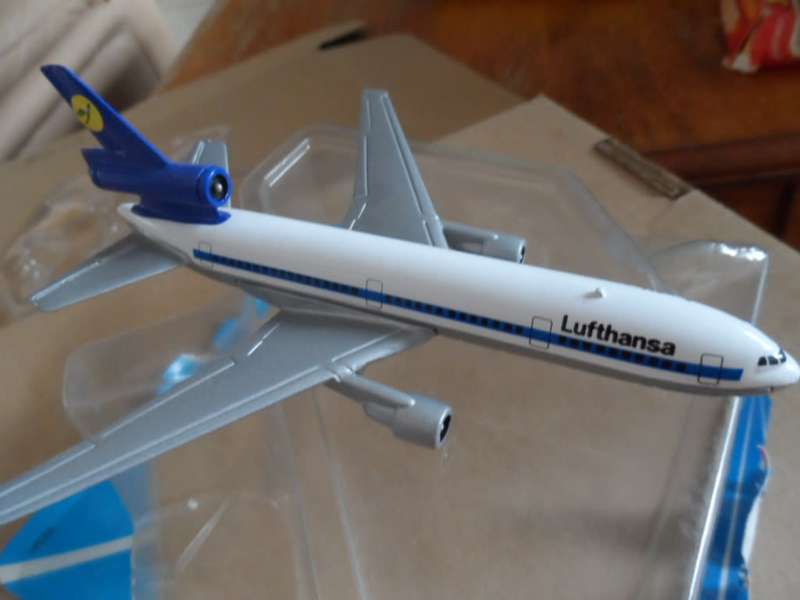ertl 0459g lufthansa jet airliner